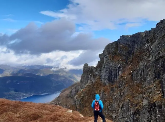 Fossane Gard, Autentiske Gardshus Pa Sauegard Hjelmeland